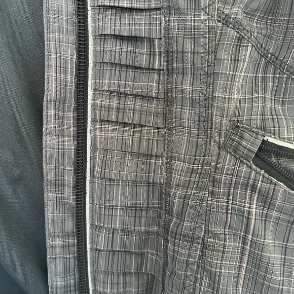 Lululemon Women’s Run Back On Track Jacket. Gray plaid. Size 4 - Picture 8 of 8